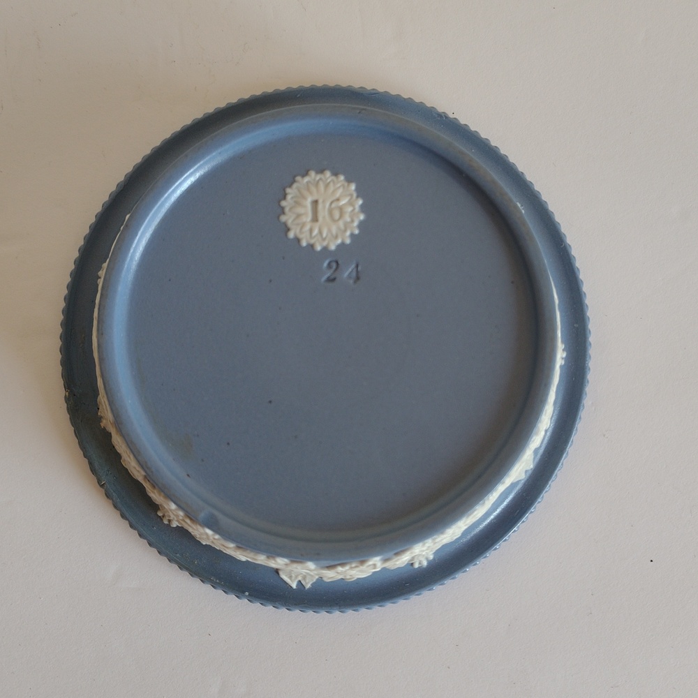 Wedgwood Jasperware Planter And Saucer Set 4 Inches Tall And 5 Inches Wide - Picture 4 of 8